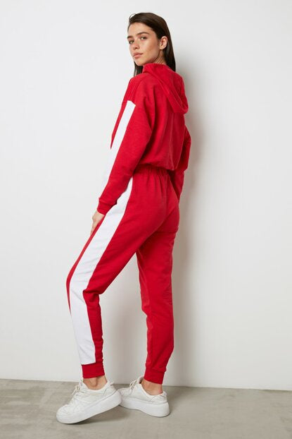 ملابس رياضة حمراء بخطوط جانبية نسائية