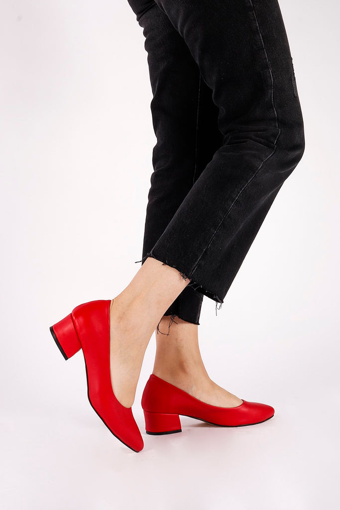 حذاء جلد أحمر بكعب نسائي