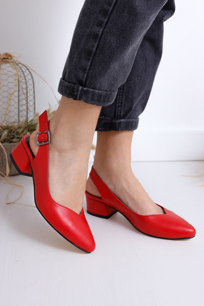 حذاء جلد أحمر بكعب نسائي