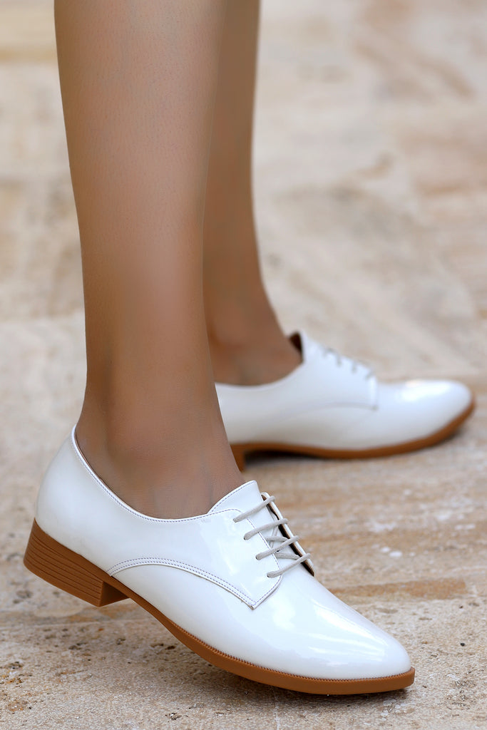 حذاء فلات جلد لامع أبيض نسائي
